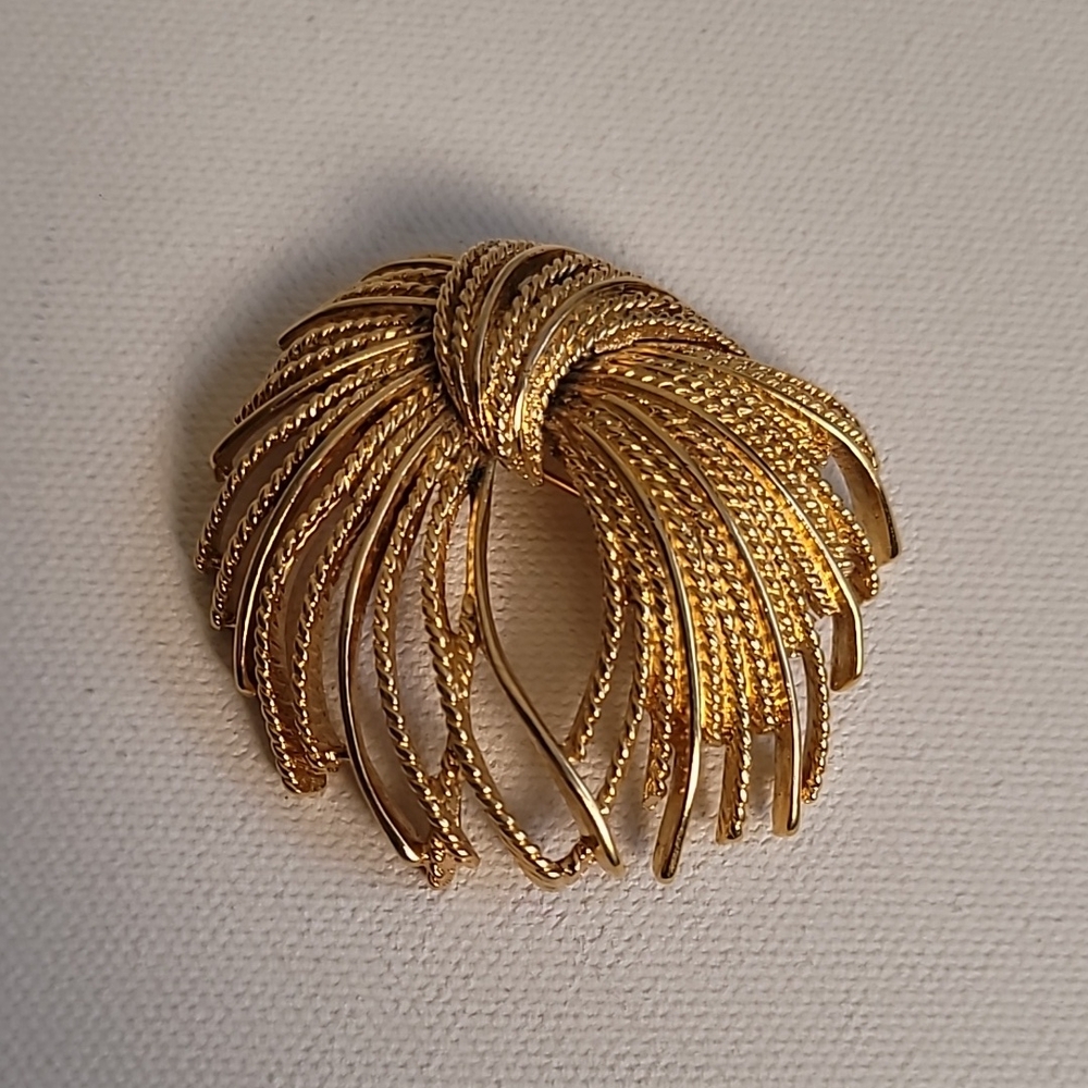 Vintage Monet Mirador Gold Tone Pin Brooch